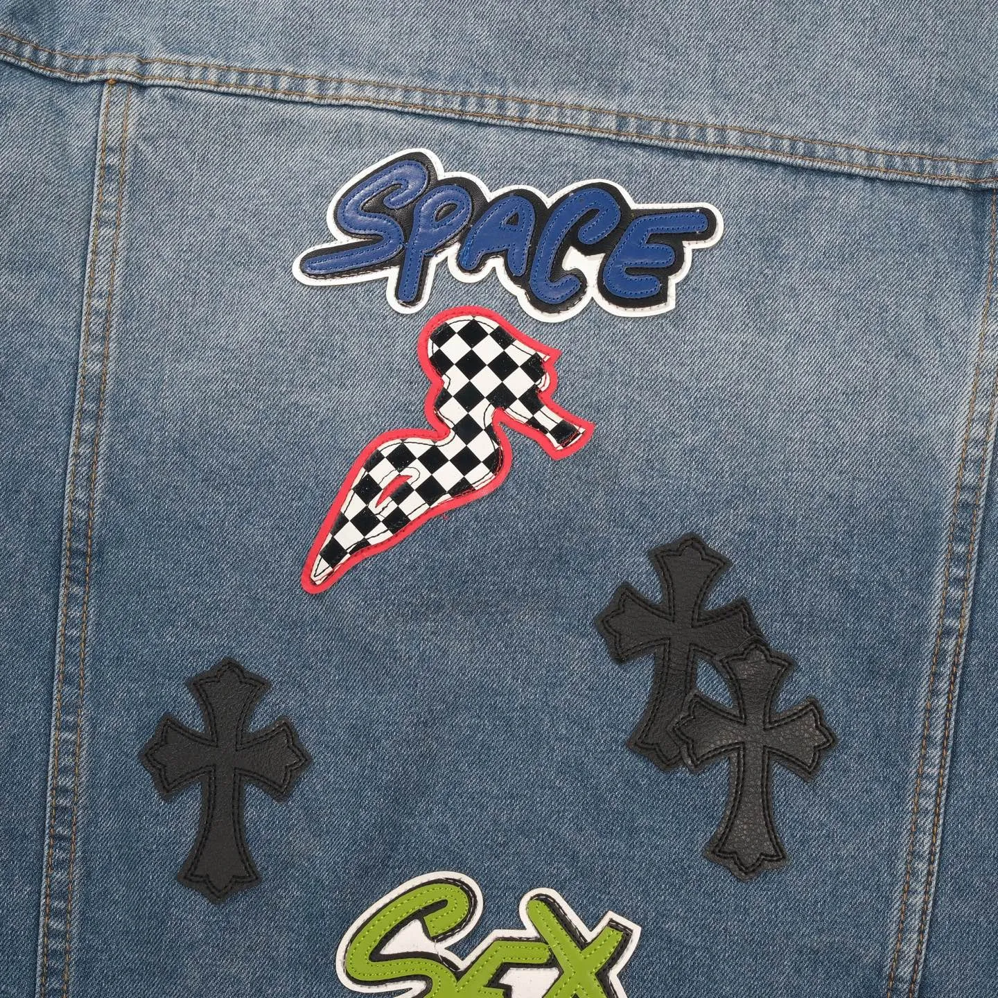 P350 ChromeHearts/Cro Hearts Cartoon Letter Chapter Cross Piece Leather Denim Jacket If you are obsessed with ChromeHearts, you can check it out. The same style for celebrities. Chrome Hearts is a very representative shirt jacket. The upper body of both men and women is really amazing, and it is also the same style as Yu Shuxin Angelababy! Recommended loose style for girls, super sweet! As soon as you go out, you will turn heads‼ ️This jacket is really eye-catching (the same style of pants is available) Color: light blue Size: S M L XL